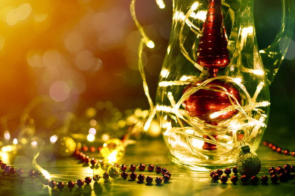Luzes de Natal guirlanda definido em um objeto de vidro
 - Foto, Imagem