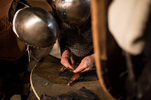 Artesanos tiempos medievales mostrando artesanías antiguas - Foto, imagen