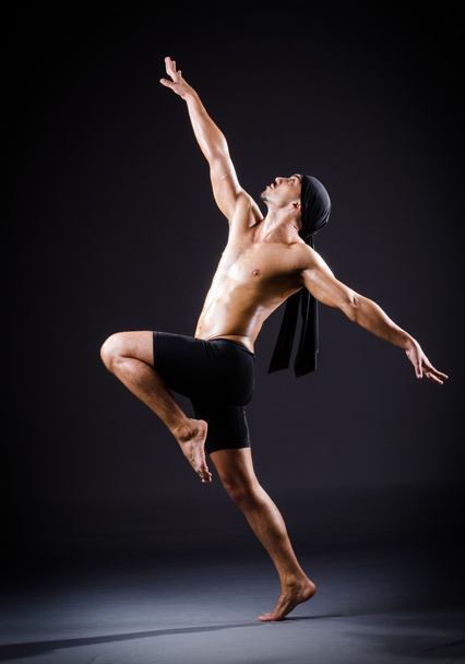 暗いスタジオで踊るダンサー - 写真・画像