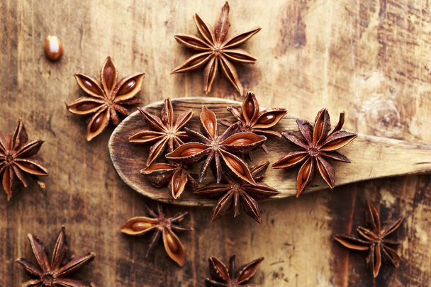 Γλυκάνισο αστέρια στο ξύλινο κουτάλι γκρο πλαν - Φωτογραφία, εικόνα