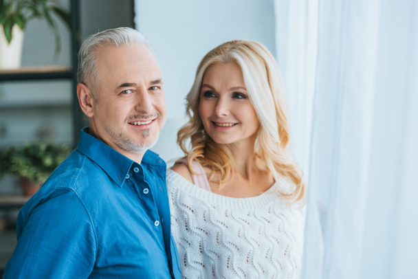 happy couple smiling while standing at home - Фото, зображення