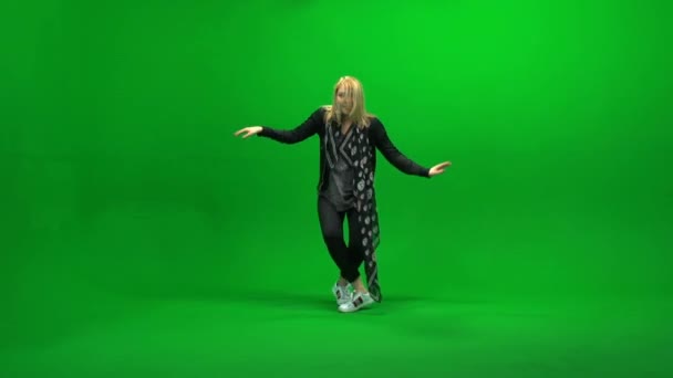 Женщины танцуют элегантно на зеленом экране
 - Кадры, видео