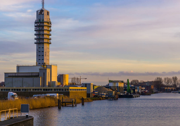 Krajobraz portu Alphen aan den rijn, Holandia, wieża telekomunikacyjna z kolorowym niebem, architektura miasta - Zdjęcie, obraz