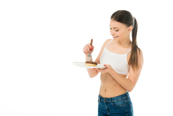 Улыбающаяся стройная женщина держит сладкий вкусный пончик на тарелке изолированы на белом
 - Фото, изображение