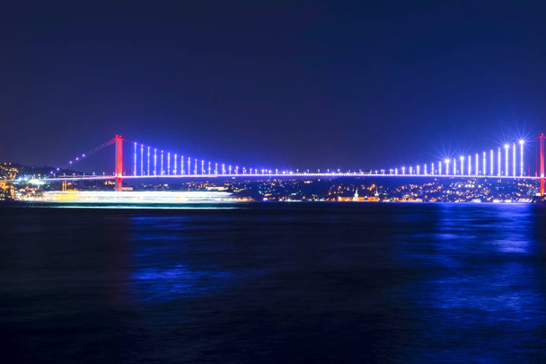 Γέφυρα του Βοσπόρου στην Κωνσταντινούπολη τη νύχτα. Γέφυρα Μαρτύρων της 15ης Ιουλίου. Κωνσταντινούπολη / Τουρκία. - Φωτογραφία, εικόνα