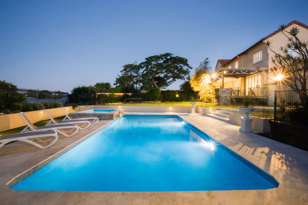 Ночной роскошный бассейн с мигалками
 - Фото, изображение