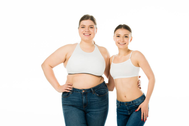 mujeres delgadas y con sobrepeso feliz abrazo aislado en blanco, concepto de positividad corporal
 - Foto, imagen