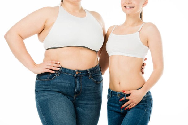 visão cortada de mulheres felizes magro e sobrepeso abraçando isolado no branco, conceito de positividade do corpo
 - Foto, Imagem