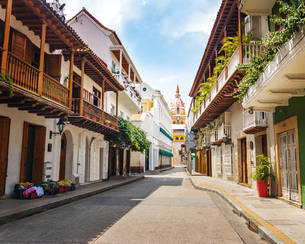 Το Street view και τον καθεδρικό ναό - Cartagena de Indias, Κολομβία - Φωτογραφία, εικόνα