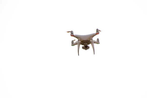 Drone πετώντας γύρω από την περιοχή. - Φωτογραφία, εικόνα