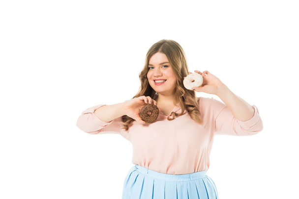 heureux élégant plus taille femme tenant beignets sucrés isolé sur blanc
 - Photo, image