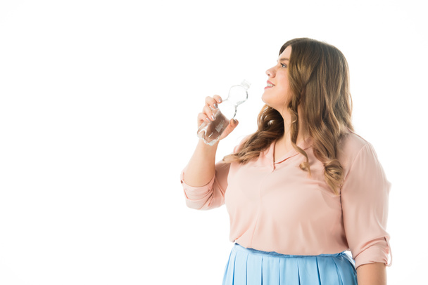 fröhlich lächelnd elegante Frau trinkt Wasser isoliert auf weiß - Foto, Bild