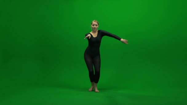 kobiety taniec elegancki przeciwko zielony ekran - Materiał filmowy, wideo