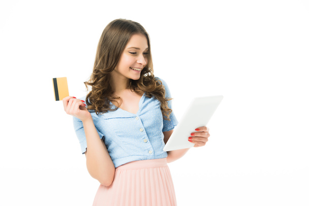 boldog mosolygó lány hitelkártya és elszigetelt fehér digitális tabletta - Fotó, kép
