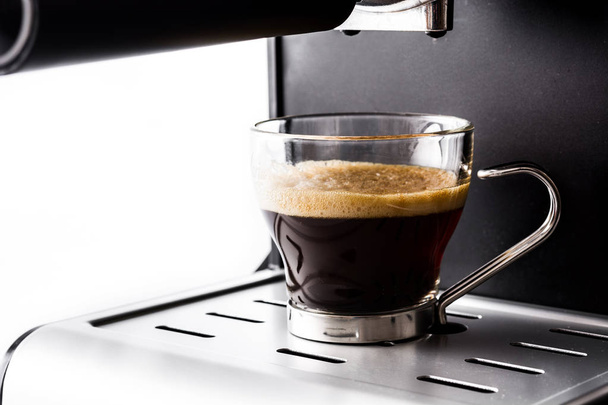 verse koffie in koffie espressomachine geïsoleerd op witte achtergrond - Foto, afbeelding