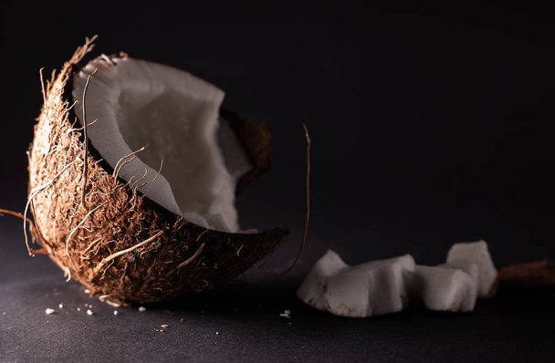 Noci di cocco tropicali su sfondo scuro con spazio di copia. Sano ve
 - Foto, immagini
