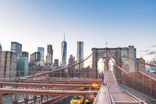 Панорамним видом на Бруклінський міст трафіку і Манхеттен - Нью-Йорк, США - Фото, зображення