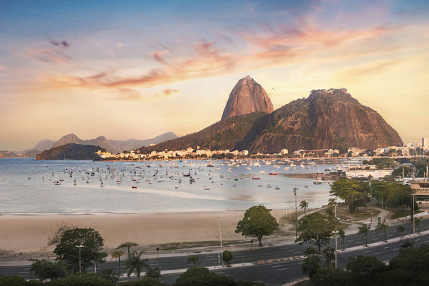 Botafogo, Guanabara-Bucht und Zuckerhut bei Sonnenuntergang - Rio de Janeiro, Brasilien - Foto, Bild