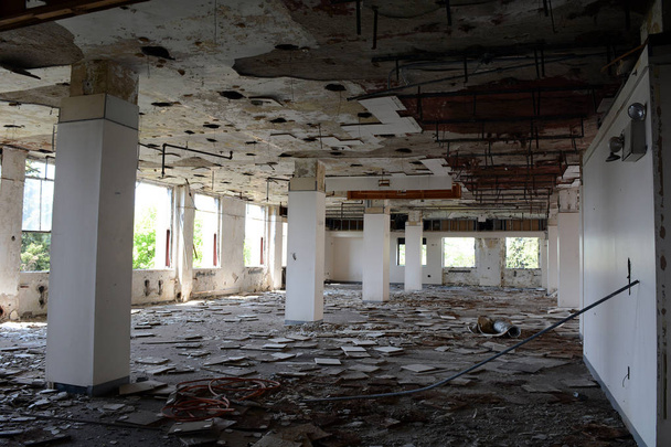 Grande spazio aperto in un edificio per uffici abbandonato a Detroit
 - Foto, immagini