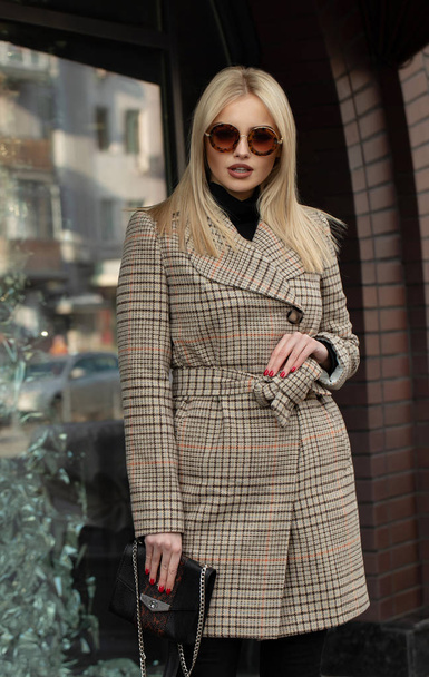 High fashion portrait of young elegant blonde woman outdoor. Trendy coat, sunglasses. - Foto, Imagem