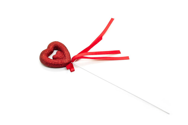Láska symbol ve tvaru srdce s červenou stužkou - Fotografie, Obrázek