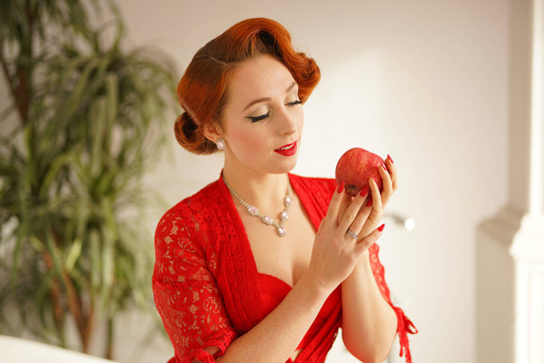 hermosa pin up chica con el pelo rojo posando en una túnica de encaje sexy en su baño
 - Foto, imagen