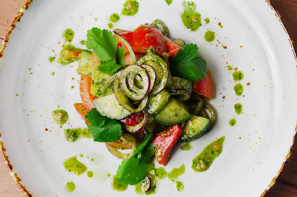 tereyağı ve sos ile taze sebze salatası - Fotoğraf, Görsel