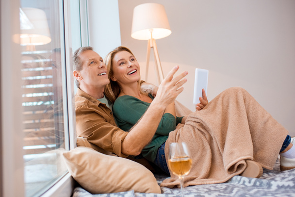 デジタル タブレットを使用している間探しているカップルは幸せ - 写真・画像