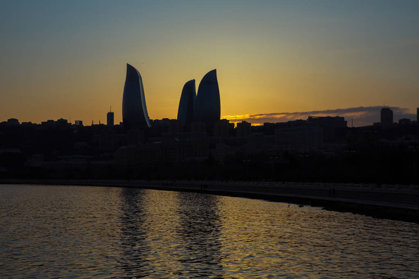 Coucher de soleil de Bakou, Azerbaïdjan. Tours d'incendie dans la nuit
 - Photo, image