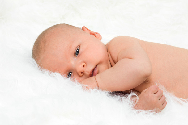 pasgeboren schattige babyjongen liggend op bont deken - Foto, afbeelding