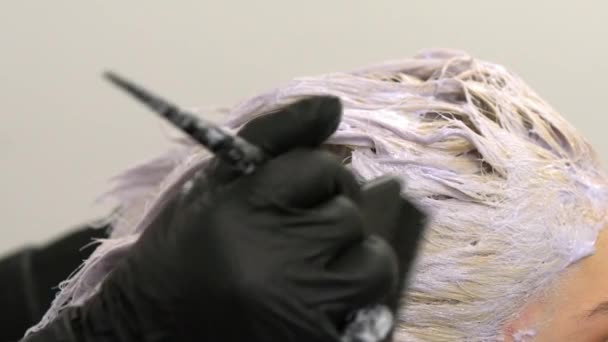 Friseur färbt Haare einer jungen hübschen Frau, Zeitlupe - Filmmaterial, Video