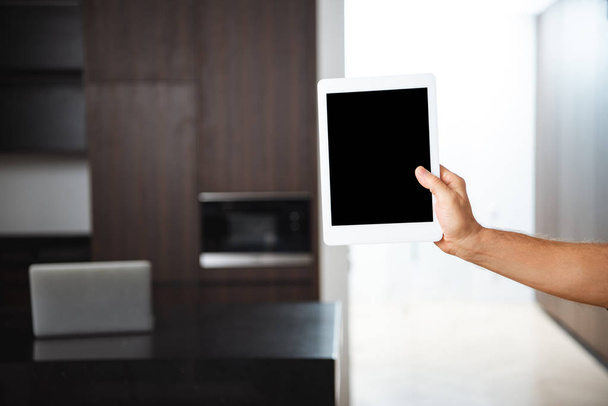 selective focus of man holding digital tablet with blank screen - Fotografie, Obrázek