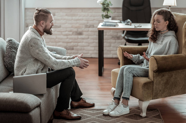 Professional bearded counselor speaking with teenage girl - Valokuva, kuva