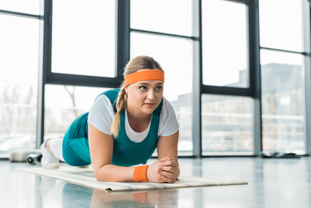 kilolu kadın tahta egzersiz fitness mat yapmak  - Fotoğraf, Görsel