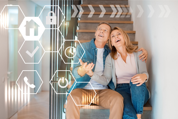ispirato sorridente coppia seduta sulle scale a nuova casa, concetto di casa intelligente
 - Foto, immagini