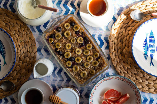 baked oatmeal with banana, blueberries, walnut and raisins.  - Fotografie, Obrázek