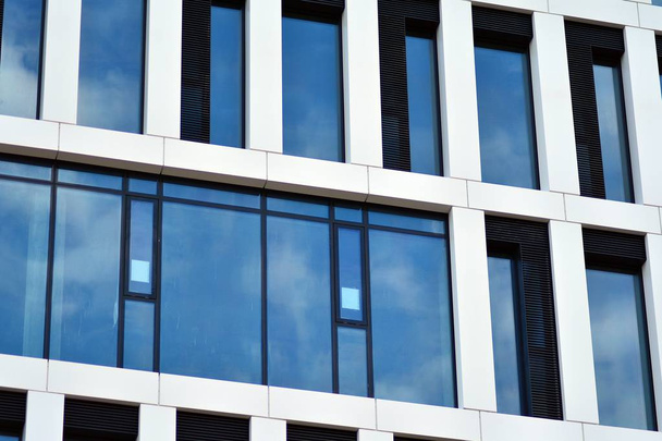 τα παράθυρα του ένα σύγχρονο κτίριο για γραφεία  - Φωτογραφία, εικόνα
