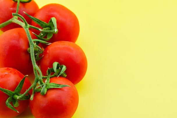 Tomatoes on yellow background - Foto, afbeelding
