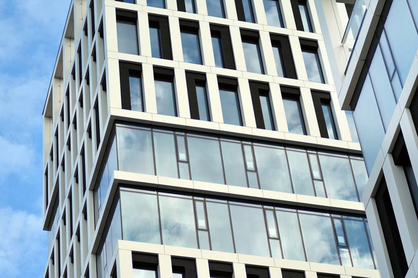 las ventanas de un edificio moderno para oficinas
  - Foto, Imagen