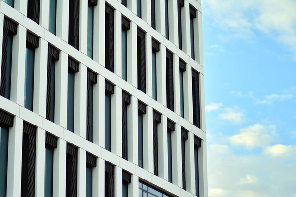 вікна сучасної будівлі для офісів
  - Фото, зображення