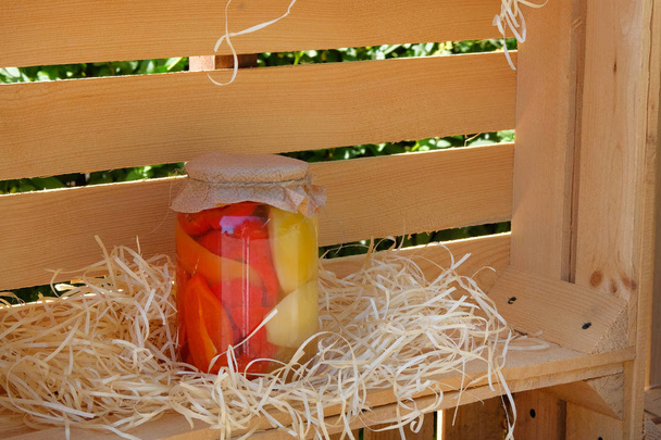 ガラス瓶の中の自家製漬物赤、黄ピーマン。発酵健康自然食品のコンセプト. - 写真・画像