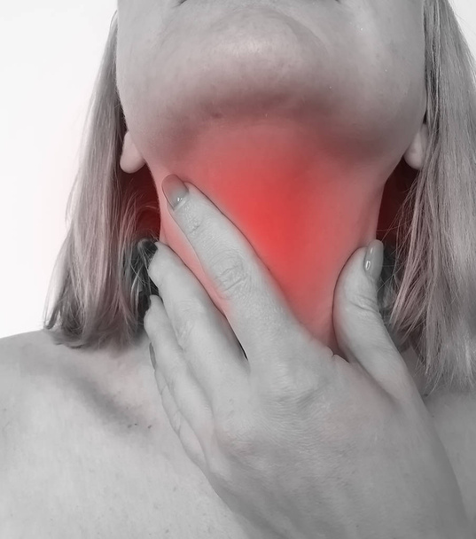 dolor de garganta de la mujer síntoma
 - Foto, imagen