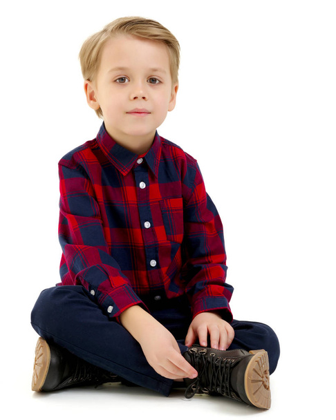 little boy is sitting on the floor - Φωτογραφία, εικόνα