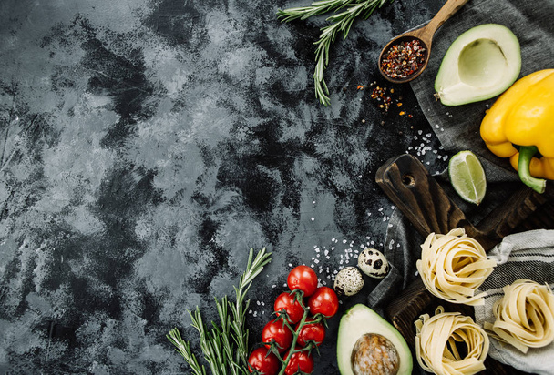 bella disposizione di verdure e prodotti vista dall'alto su uno sfondo grigio in cemento scuro
 - Foto, immagini