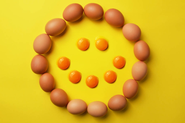 幸せな笑顔の顔未加工卵と卵の黄身 - 写真・画像