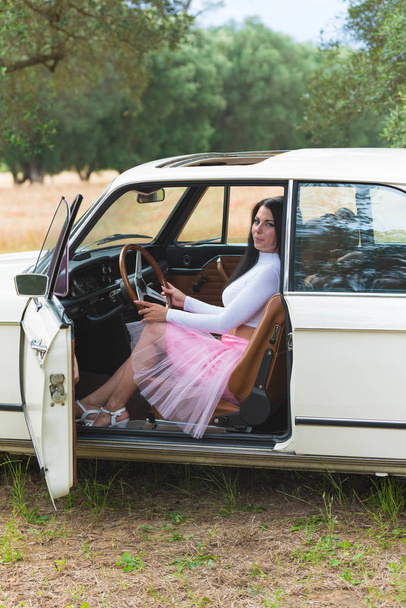 Eski model araba genç kadın - Fotoğraf, Görsel