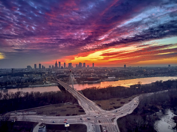Nádherné panoramatické letecké dron západ slunce do centra Varšavy s mrakodrapy a Swietokrzyski most (CS: Svatý Kříž most)-je Zavěšený most přes řeku Vistula ve Varšavě, Polsko - Fotografie, Obrázek