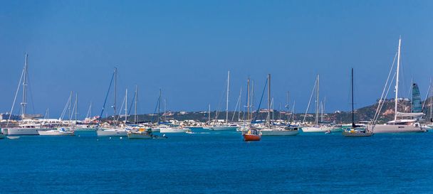 Iates e veleiros em Marina
 - Foto, Imagem