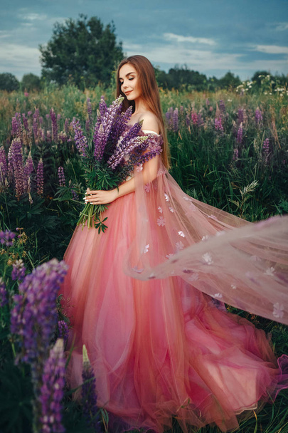 Beautiful model is emotionally posing with flowers - Valokuva, kuva