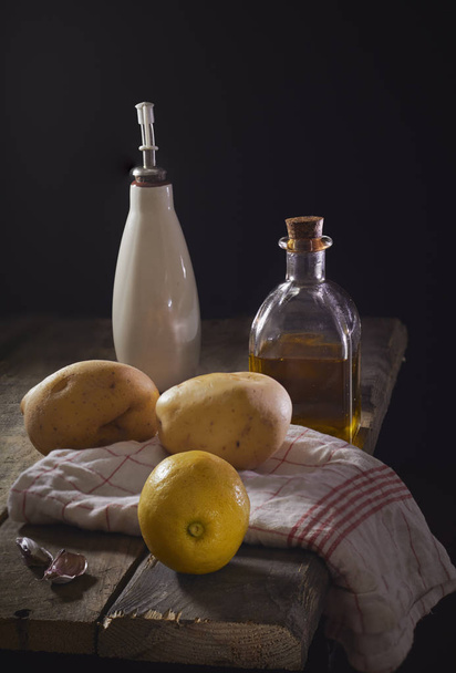lemon potatoes and oil - Fotoğraf, Görsel